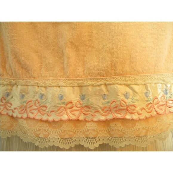 Lace Embroidered Peach Hand Towel - Picture 1 of 3